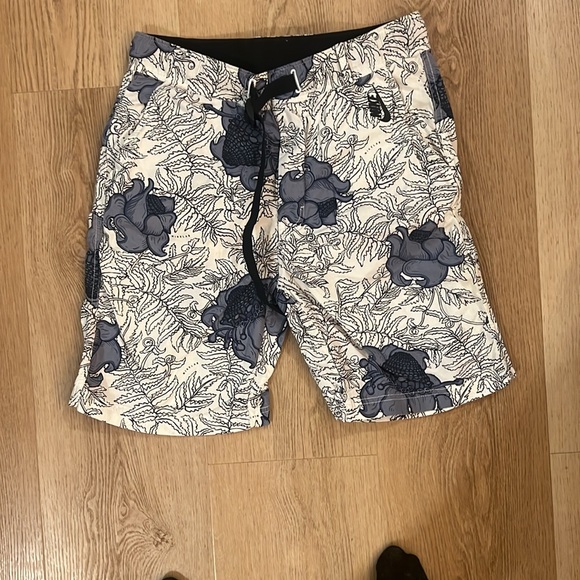 Nike MEN'S Nikelab Floral Collection Short Sleeve Top and matching shorts Size M - Picture 6 of 8